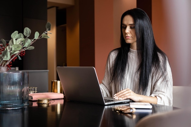 Beauty-Business-Freiberuflerin, die Laptop am Home-Office-Arbeitsplatz arbeitet und Unabhängigkeit genießt