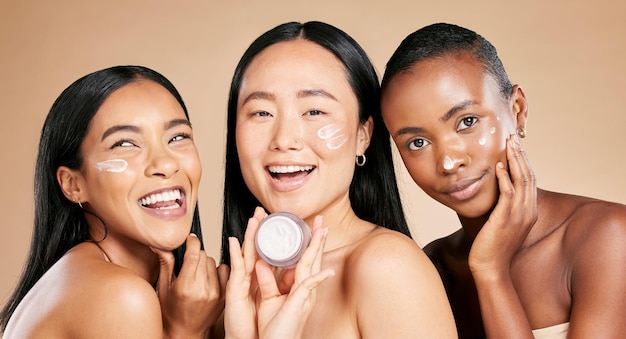 Beauty-Gesichtscreme und Porträt von Freunden im Studio für Wellness-Pflege und Hygiene auf braunem Hintergrund Hautpflege und Lotion für Frauen für Mädchengruppe mit verschiedenen Gesichts- und Produkt oder isoliert