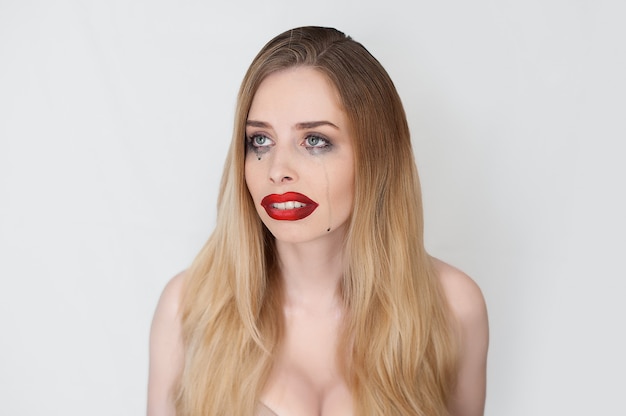 Beauty Girl Frauen Gesicht Portrait. Schöne blonde Frau zu weinen