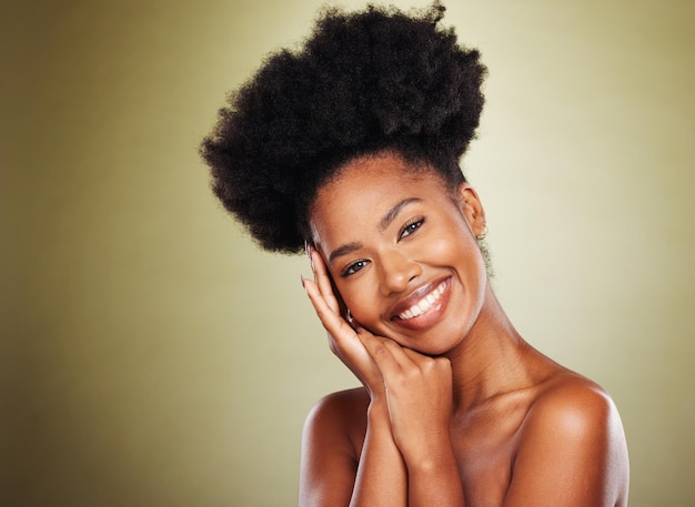 Beauty Hautpflege und Lächeln mit Porträt einer schwarzen Frau mit Mockup im Studio für Kosmetik Make-up und Spa Wellness Luxus und Produkt mit Gesicht eines Mädchenmodells für Selbstpflege, Dermatologie und Gesundheit