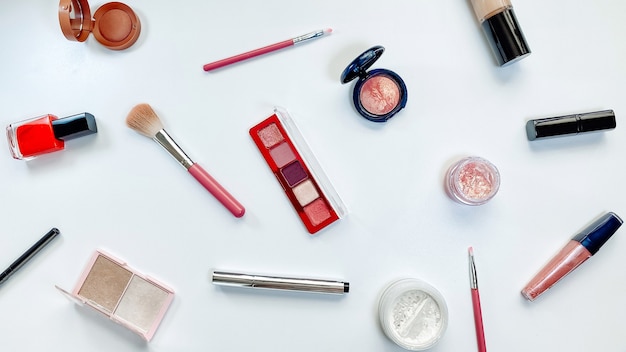 Beauty-Konzept Make-up-Produkte auf weißem Hintergrund Verkaufsthema Black Friday Kosmetik einkaufen