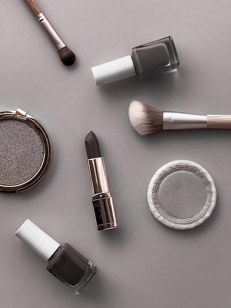 Beauty-Make-up und Kosmetik-Flatlay-Design mit Copyspace-Kosmetikprodukten und Make-up-Tools auf grauem Hintergrund, mädchenhaft und feminin