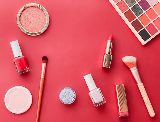 Beauty-Make-up und Kosmetik-Flatlay-Design mit Copyspace-Kosmetikprodukten und Make-up-Tools auf korallenrotem Hintergrund, girly und femininem Stilkonzept