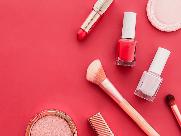 Beauty-Make-up und Kosmetik-Flatlay-Design mit Copyspace-Kosmetikprodukten und Make-up-Tools auf korallenrotem Hintergrund, girly und femininem Stilkonzept