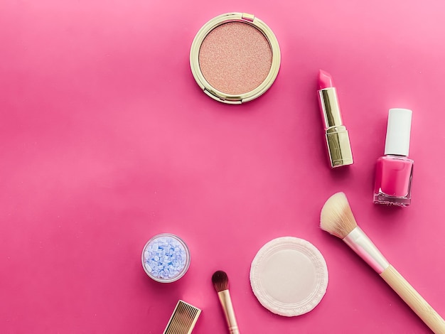 Beauty-Make-up und Kosmetik-Flatlay-Design mit Copyspace-Kosmetikprodukten und Make-up-Tools auf pinkfarbenem Hintergrund, girly und femininem Stilkonzept