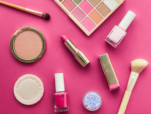 Beauty-Make-up und Kosmetik-Flatlay-Design mit Copyspace-Kosmetikprodukten und Make-up-Tools auf pinkfarbenem Hintergrund, girly und femininem Stilkonzept