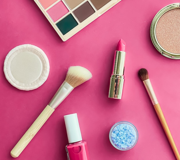 Beauty-Make-up und Kosmetik-Flatlay-Design mit Copyspace-Kosmetikprodukten und Make-up-Tools auf pinkfarbenem Hintergrund, girly und femininem Stilkonzept