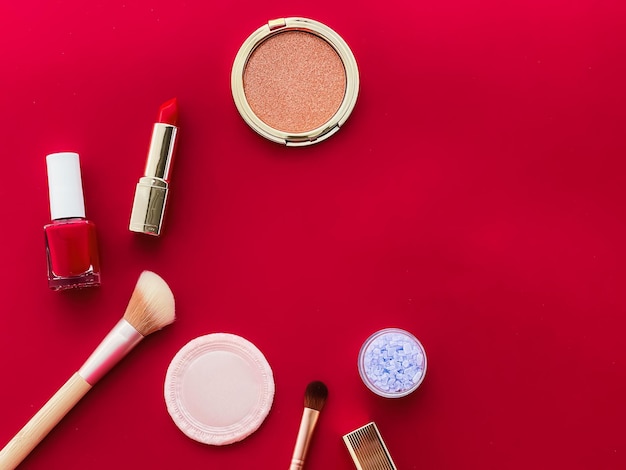 Beauty-Make-up und Kosmetik-Flatlay-Design mit Copyspace-Kosmetikprodukten und Make-up-Tools auf rotem Hintergrund, girly und feminines Stilkonzept