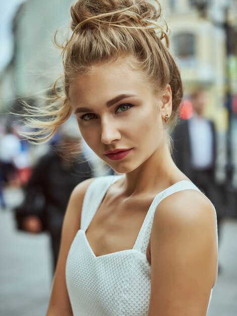 Beauty Model Woman mit langem braunem Haar. Gesundes Haar und schönes Berufsmake-up.