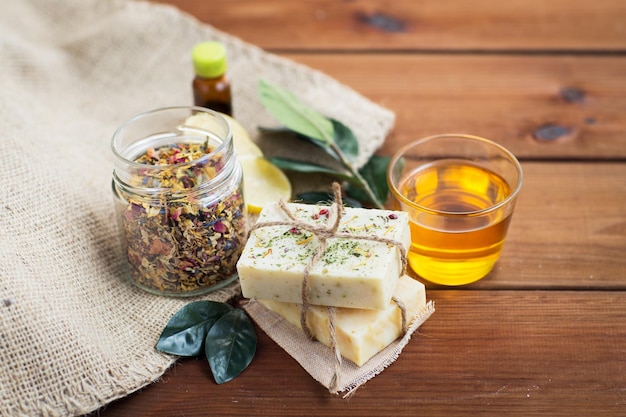 Beauty, Spa, Körperpflege, Naturkosmetik und Wellness-Konzept - Nahaufnahme von handgefertigten Seifenstücken auf Holztisch