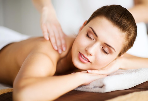 Beauty- und Spa-Konzept - Frau im Spa-Salon bekommt Massage?