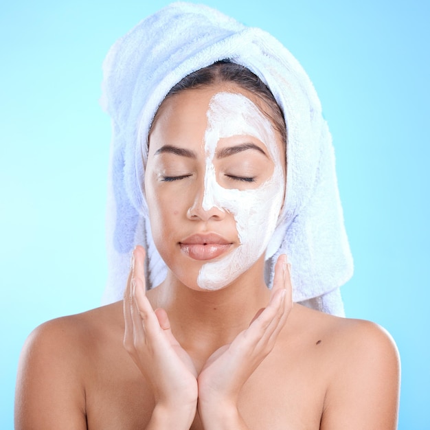 Beauty Woman Gesichtsmaske und Hautpflege mit natürlicher Dermatologie-Kosmetik im Studio Ästhetische Modellperson mit Spa-Gesichtsentgiftung zur Selbstpflege, Reinigung von Hautglanz und Wellness auf blauem Hintergrund