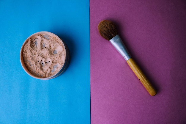 Beautybox mürbes mattes Mineralpuder mit einem speziellen braunen Schönholzpinsel aus Natur