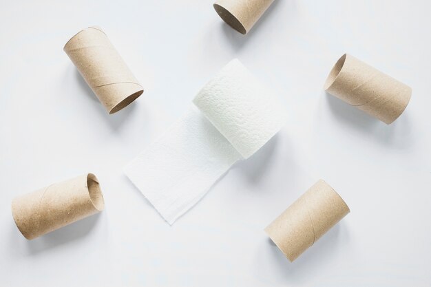 Foto beautycare-konzept mit toilettenpapierrollen
