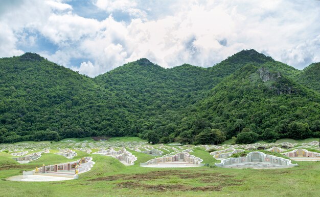 Beautyful chinês funeral na montanha verde