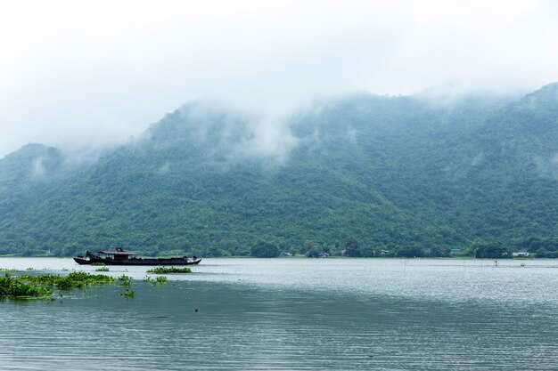 Beautyful Landschaftswassersee mit hohem Hügelberg