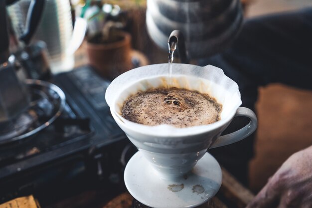 Beba café em uma cafeteria rústica pela manhã