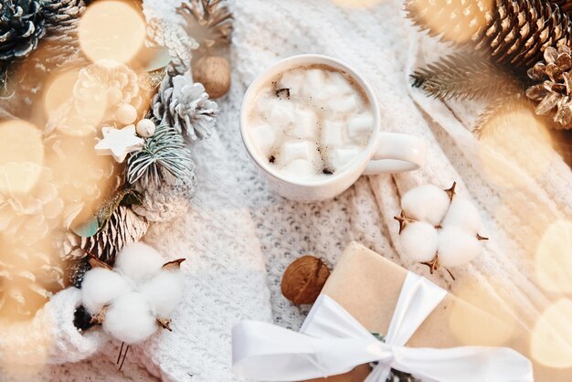 Beba no copo com fundo de Natal de marshmallow com decoração de férias