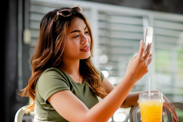 Beba suco de laranja adoçado para a saúde As mulheres são bonitas e amam a sua saúde