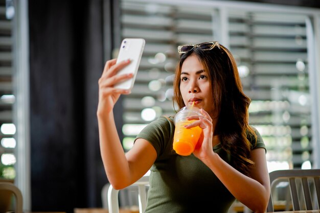 Beba suco de laranja adoçado para a saúde As mulheres são bonitas e amam a sua saúde