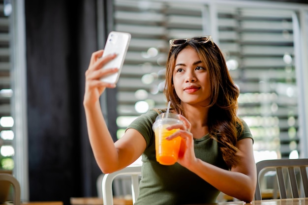 Beba suco de laranja adoçado para a saúde As mulheres são bonitas e amam a sua saúde