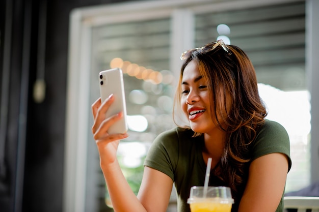 Beba suco de laranja adoçado para a saúde As mulheres são bonitas e amam a sua saúde