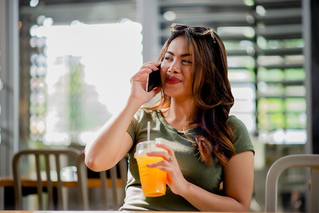 Foto beba suco de laranja adoçado para a saúde as mulheres são bonitas e amam a sua saúde