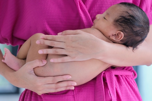 Bebé de 2 meses en el abrazo de la madre.