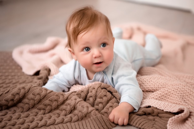 bebê 3 meses deitado em casa