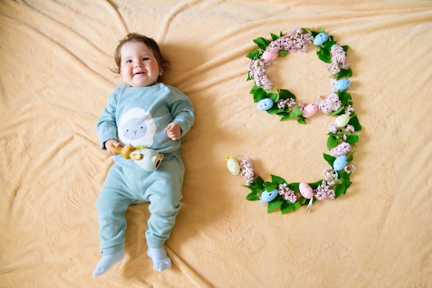 Bebé de 9 meses. feliz, bebé de nueve meses gateando en la alfombra en casa