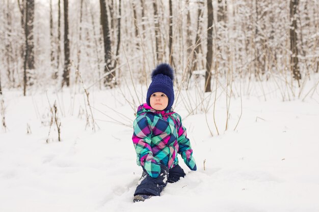 Bebé a rir a brincar na neve