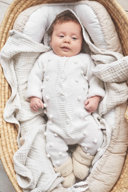 Bebé acostado en una cuna de mimbre Feliz Día de la Madre y del Padre Infancia y paternidad