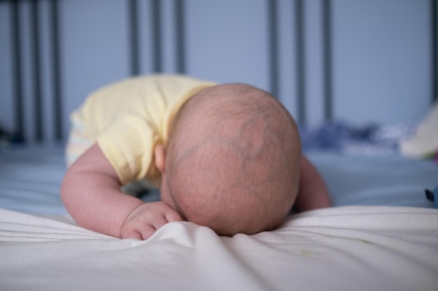 El bebé se acuesta y duerme sobre una manta azul suave