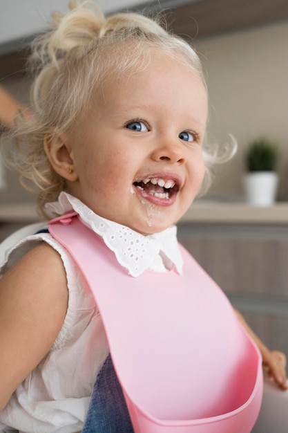 Foto bebê adorável brincando com comida