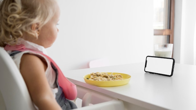 Foto bebê adorável brincando com comida