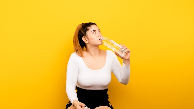 Bebe agua limpia. Mujer asiática preparándose para beber agua. Limpiar de la botella para saciar la sed y mantener un concepto de agua potable saludable.