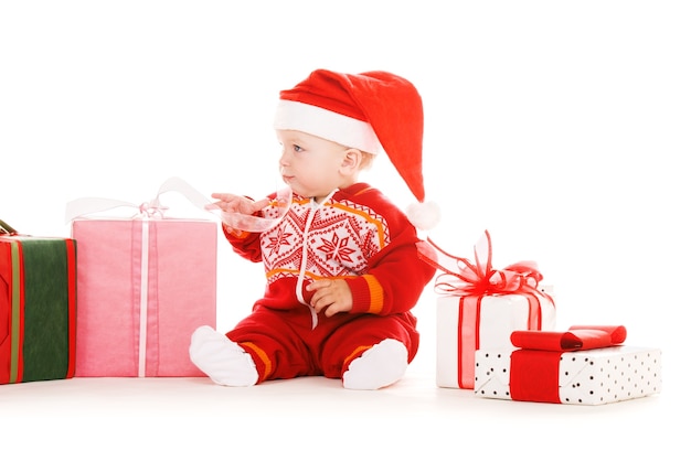 bebê ajudante de papai noel com presentes de natal sobre branco