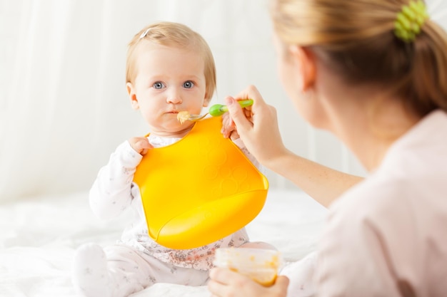 Bebé alimentando con una cuchara