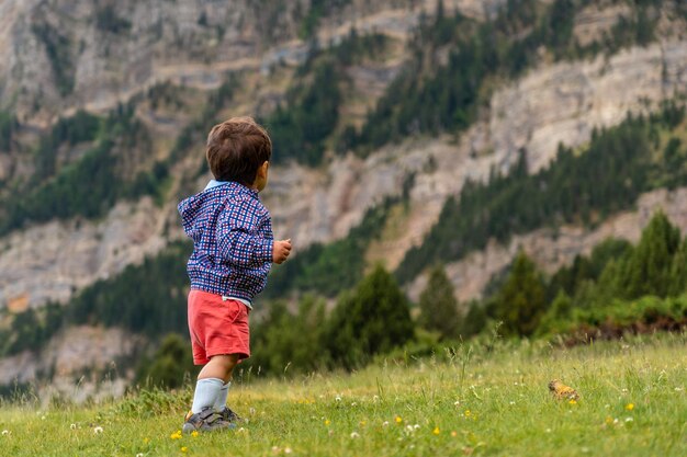 Un bebé de un año en la naturaleza en el valle de Tena en los Pirineos Huesca España