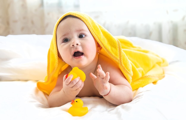 Bebê após o banho em uma toalha