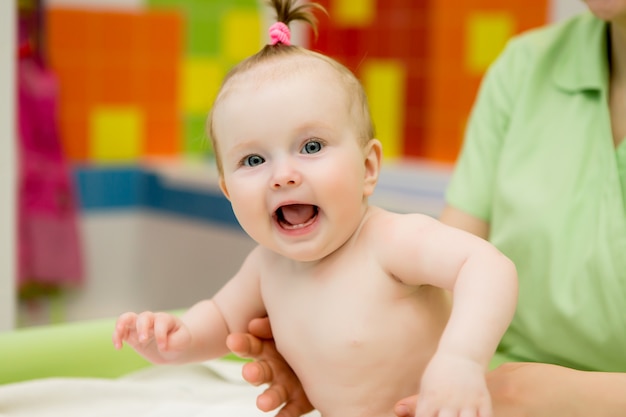 Bebê aprende natação, natação infantil, família saudável mãe ensinando bebê piscina