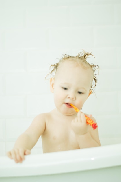 Bebê aprendendo a limpar os dentes