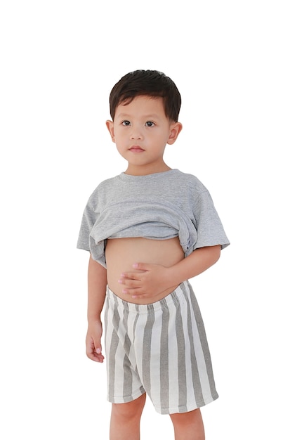 Bebé asiático de unos 3 años de edad levantando su camiseta mostrar exponiendo su gran barriga