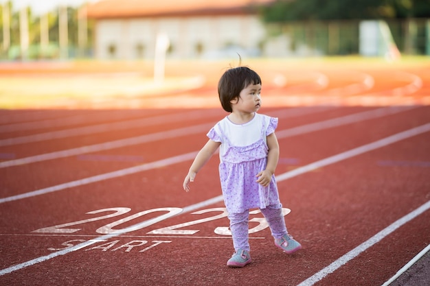 Bebê asiático correndo começa no novo ano de 2023 Início da corredora correndo na pista de treinamento de corrida pista de corrida vá para Meta de sucesso Pessoas correndo como parte do número 2023 Cuidados de saúde esportivos