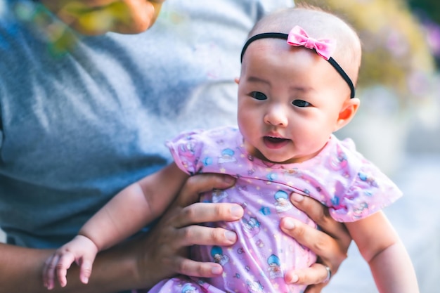 Bebé asiático feliz en el gradoNiña asiática feliz tiempo en familia