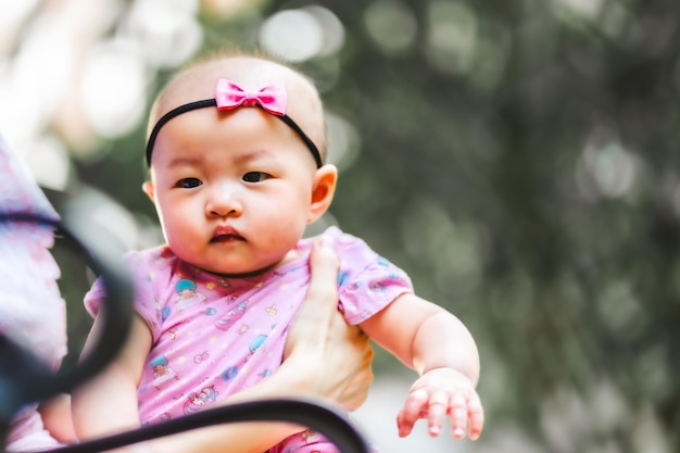 Bebé asiático feliz en el gradoNiña asiática feliz tiempo en familia