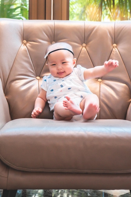 Bebê asiático feliz no tempo de família feliz da menina asiática