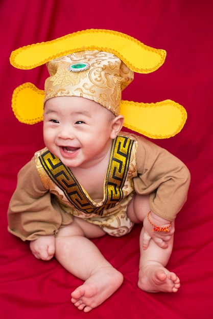 Bebé asiático en traje de rey de china cosplay