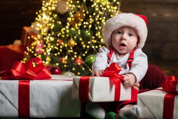 Bebé atractivo divertido en traje de Navidad. Año nuevo para niños.