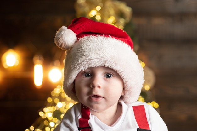 Bebê atraente espantado com fantasia de natal fechar o rosto